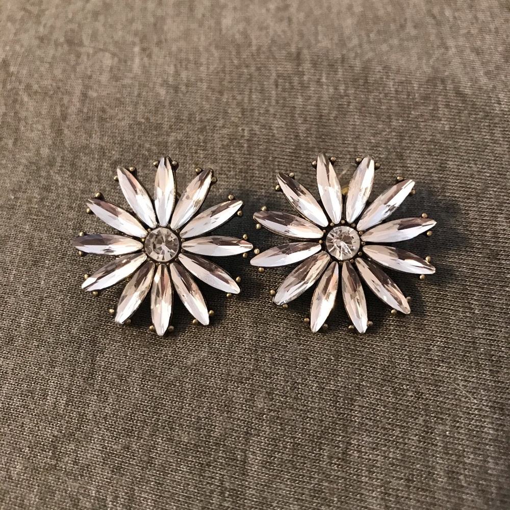 Costume Flower Post Earrings 🤍